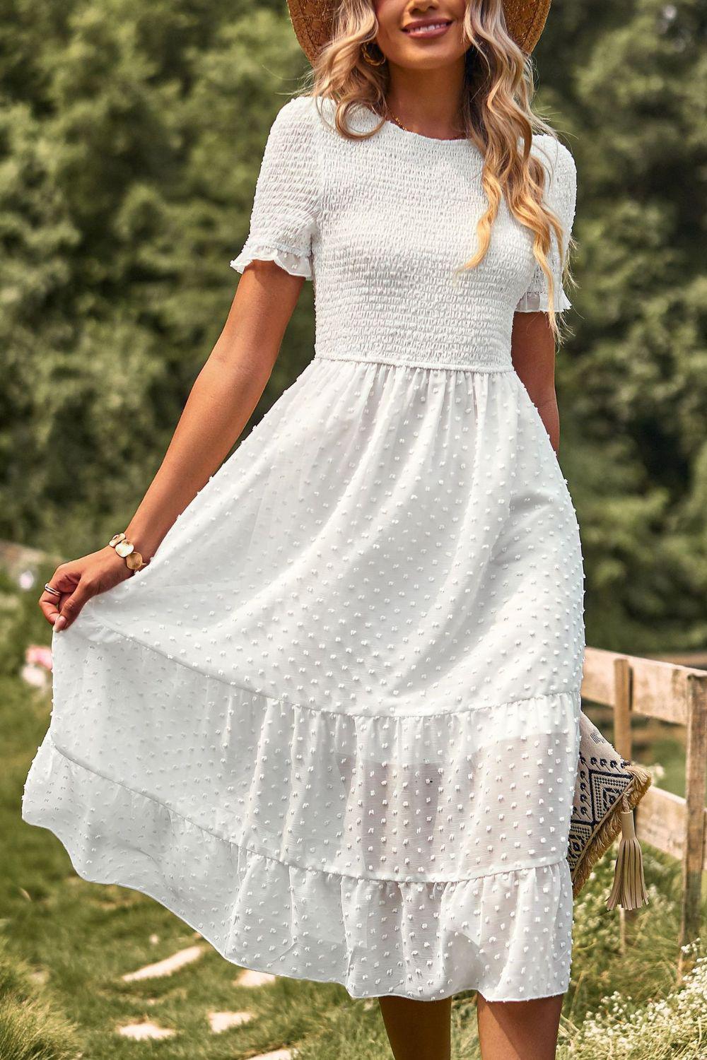 Midikleid mit Schweizer Punktmuster, gerafftem Rundhalsausschnitt und kurzen Ärmeln
