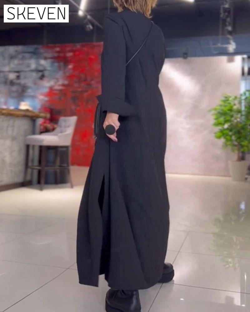 langes, locker sitzendes Kleid mit Seitenschlitz und Revers
