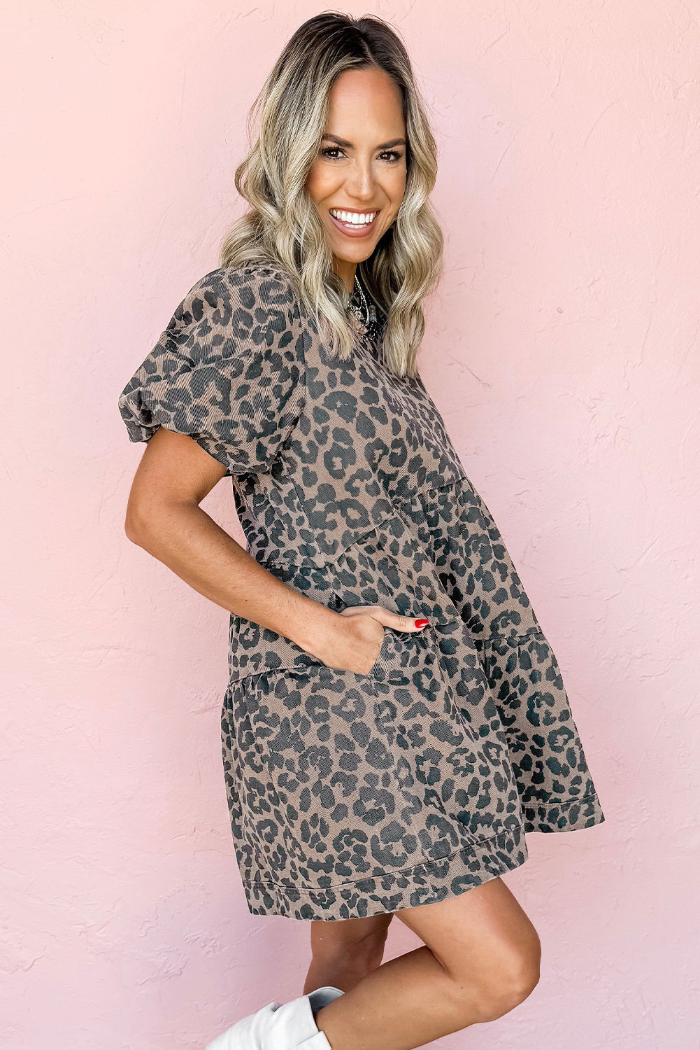 Minikleid aus braunem Denim mit Leopardenmuster und kurzen Puffärmeln