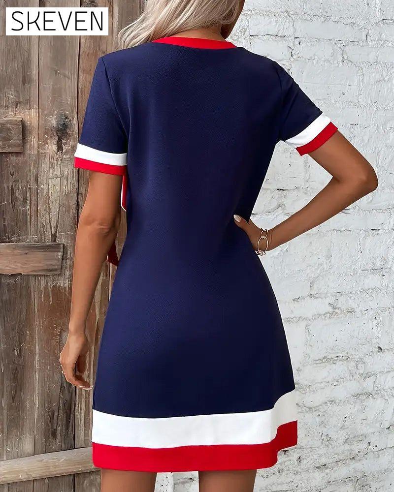 Robe à manches courtes et nœud contrastant