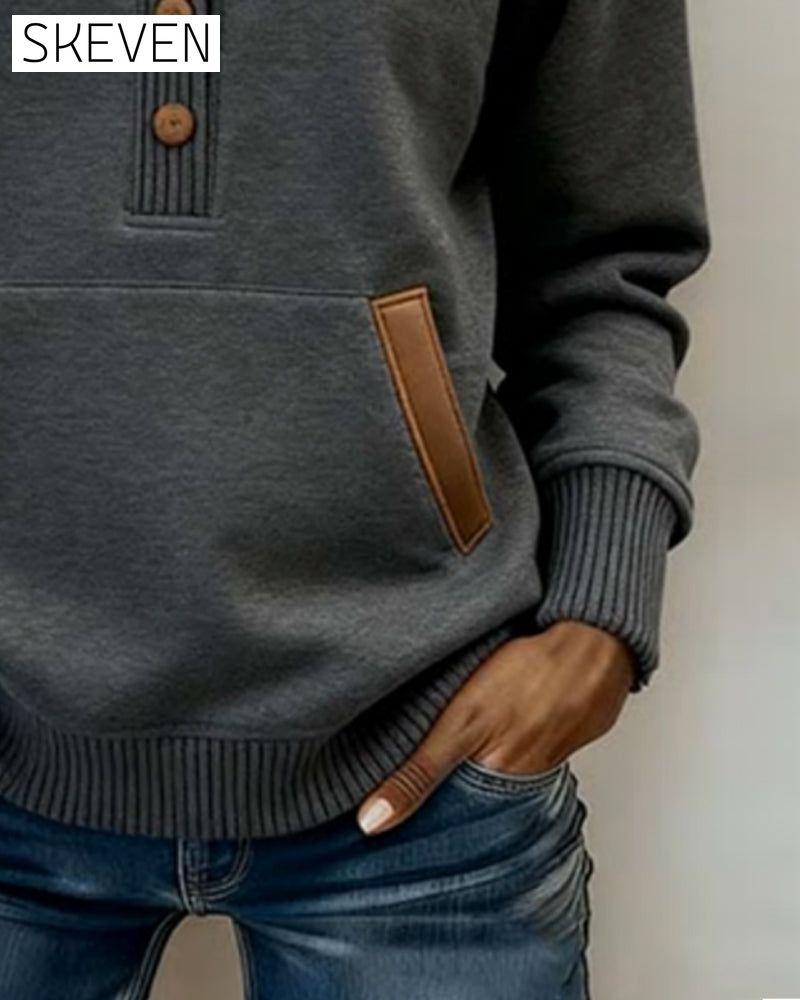 Stilvoller Kapuzenpullover mit Farbblock-Design und Knopfleiste.