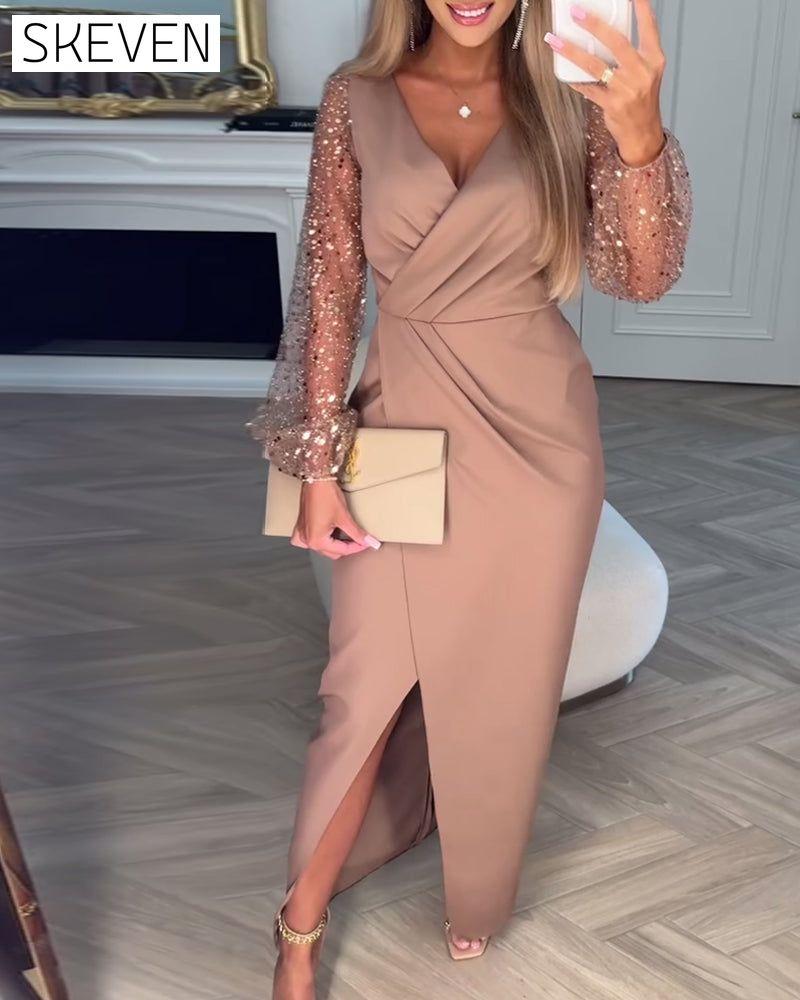 Elegantes Kleid mit Paillettenärmeln und Schlitz