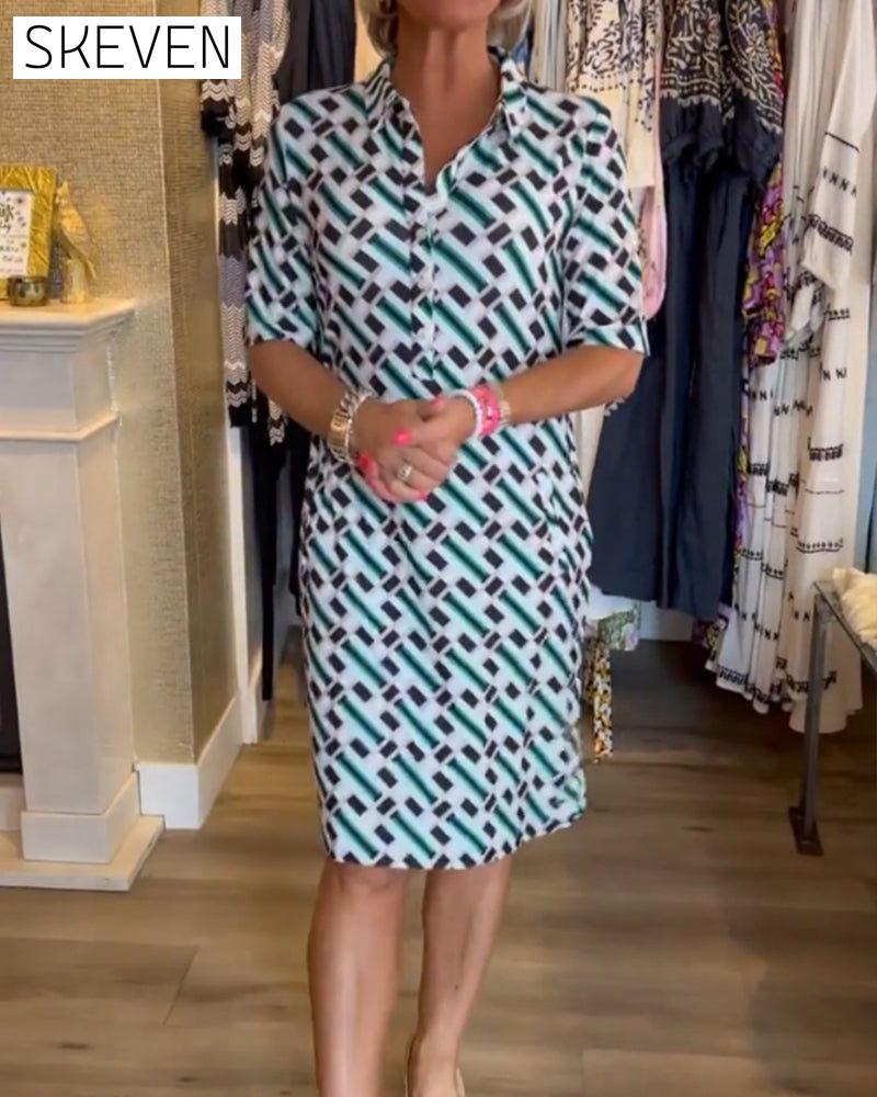Kleid mit V-Ausschnitt und geometrischem Muster