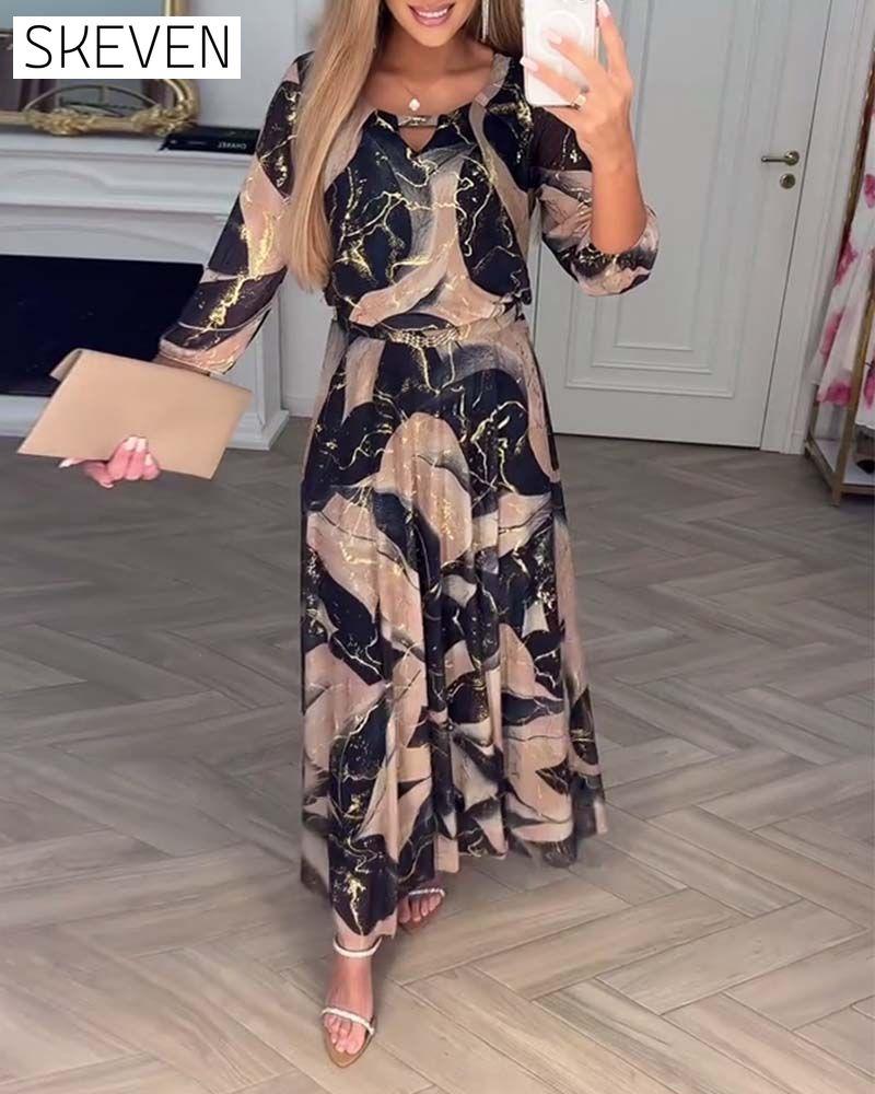 Elegantes Kleid mit Dreiviertelärmeln und Print an der Taille