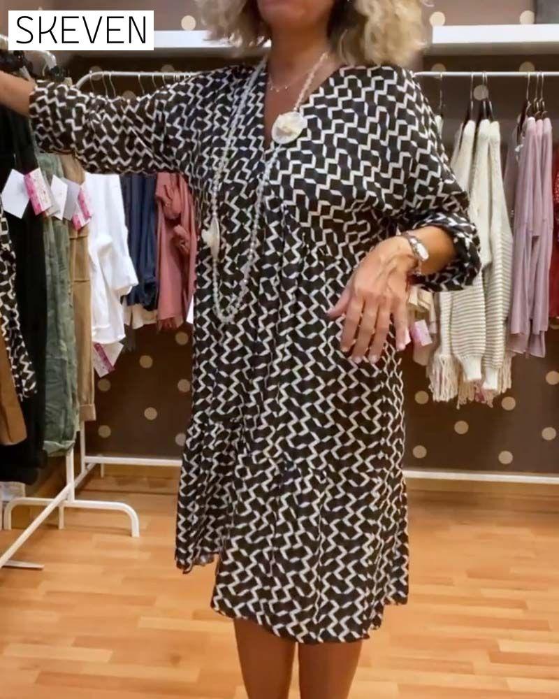 Lässiges Kleid mit geometrischem Muster und V-Ausschnitt