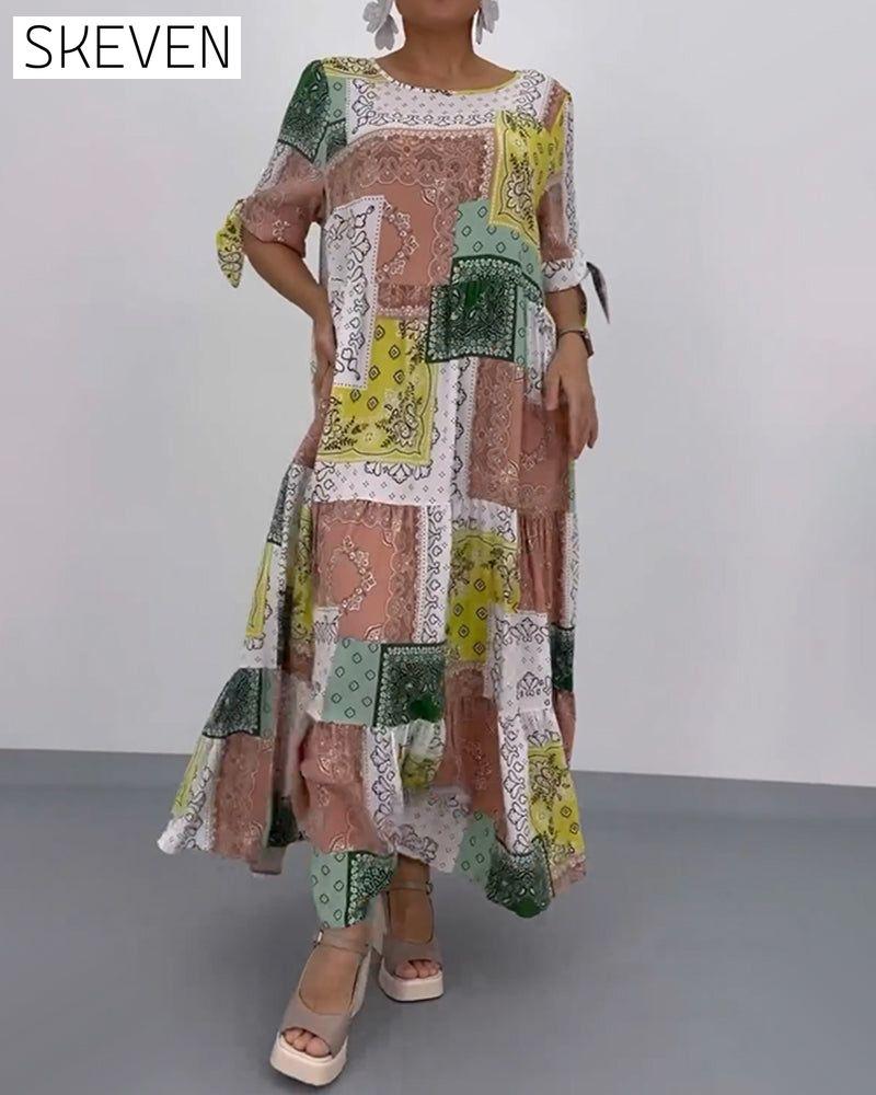 Langes, locker sitzendes Kleid mit Rundhalsausschnitt und quadratischem Muster