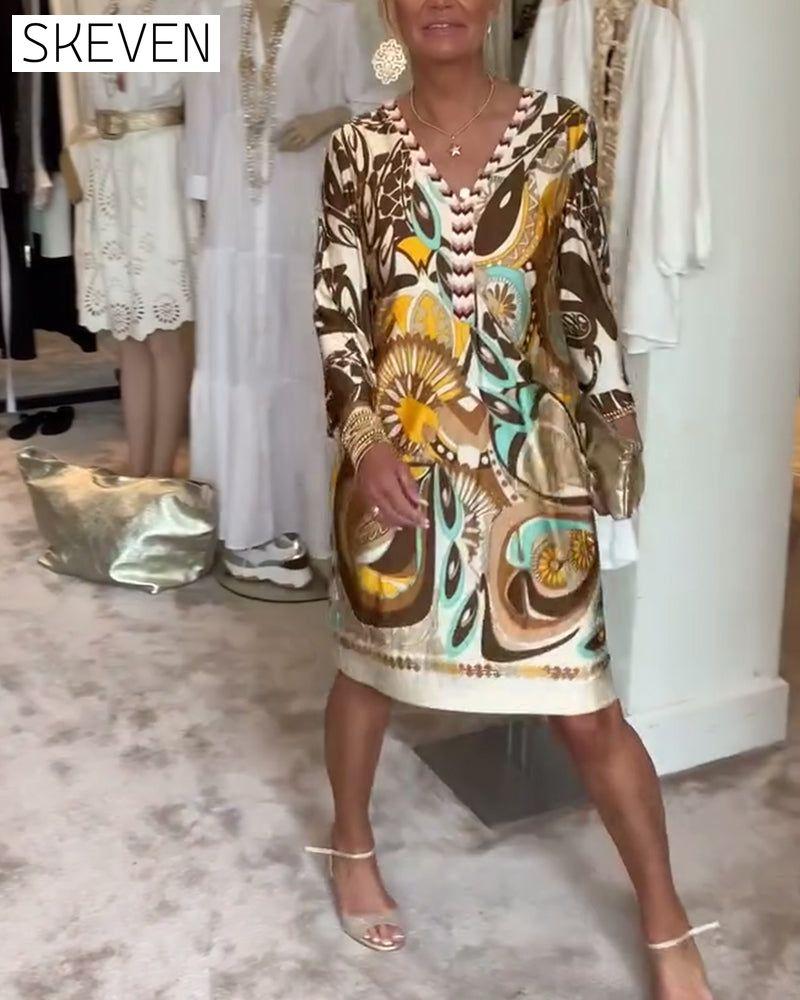Lässiges Kleid mit Retro-Print und V-Ausschnitt