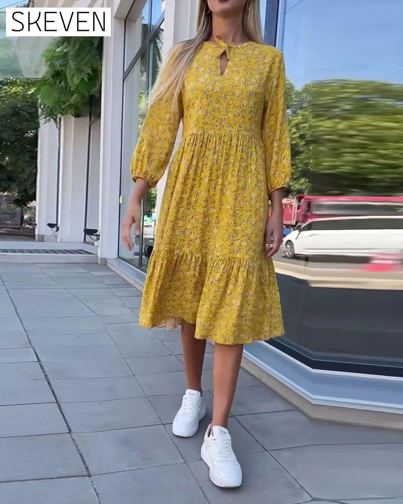 Lässiges Kleid mit frischem Blumenmuster und Falten