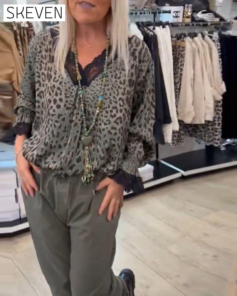 Blouse tendance à imprimé léopard, col V et empiècements en dentelle.
