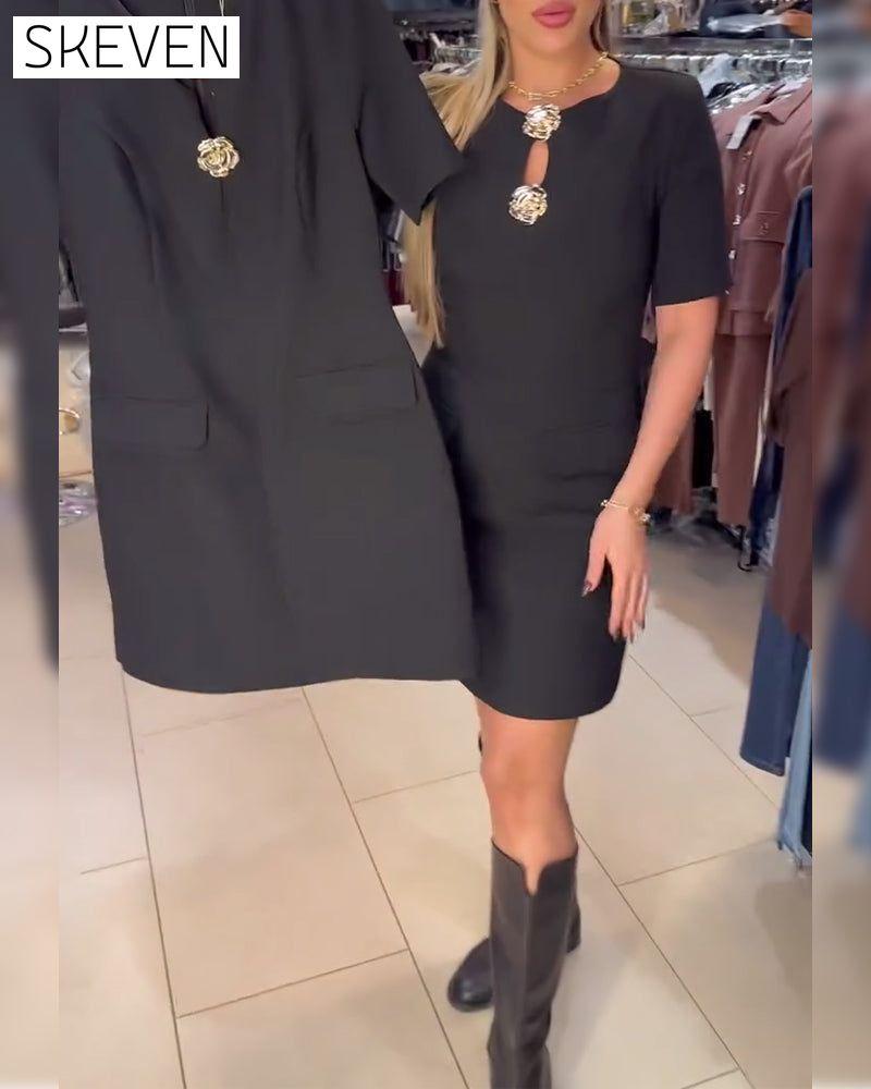 Figurbetontes Kurzarmkleid mit Metallschnalle