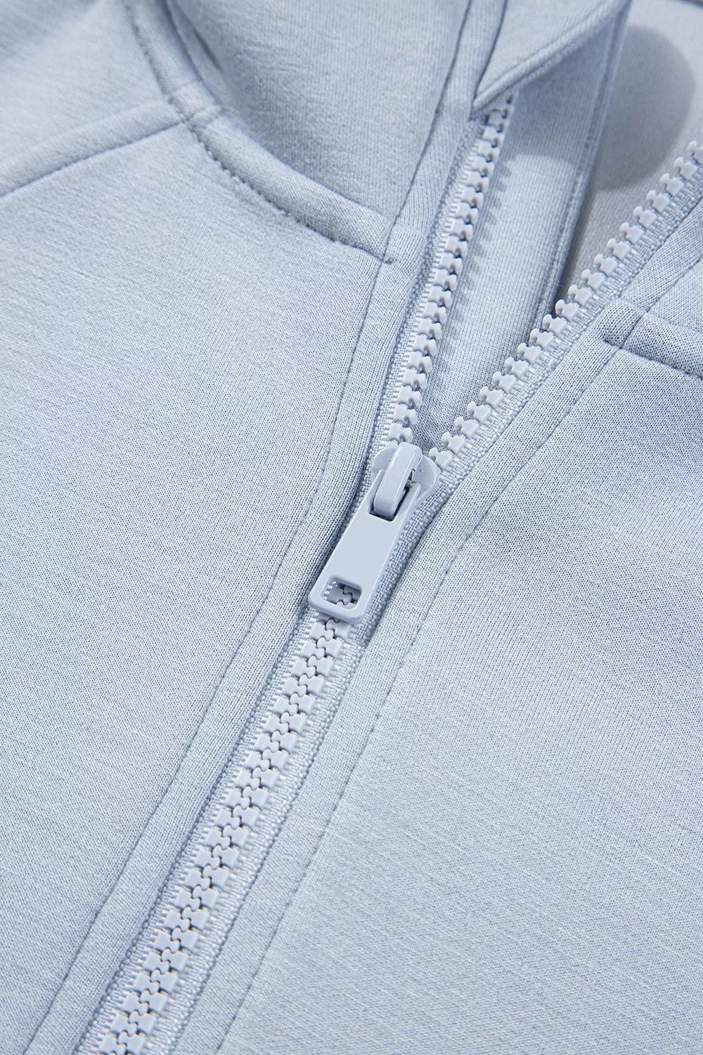 Hoodie und Hose (2-teiliges Outfit) mit halbem Reißverschluss und Daumenlöchern an den Ärmeln