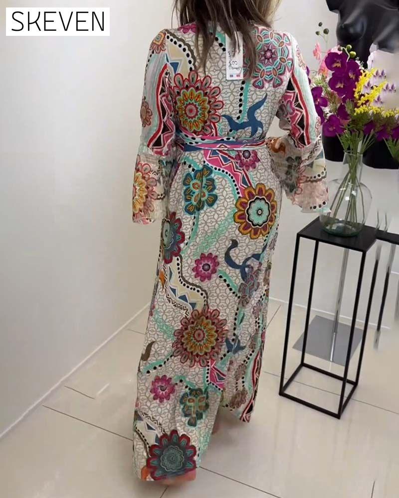 Elegantes Kleid mit farbenfrohem Muster und Glockenärmeln