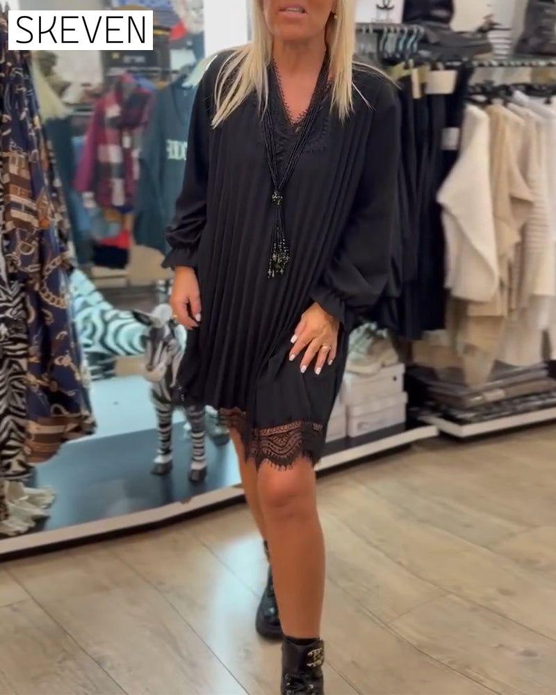 Locker geschnittenes, plissiertes Kleid mit Spitzenbesatz