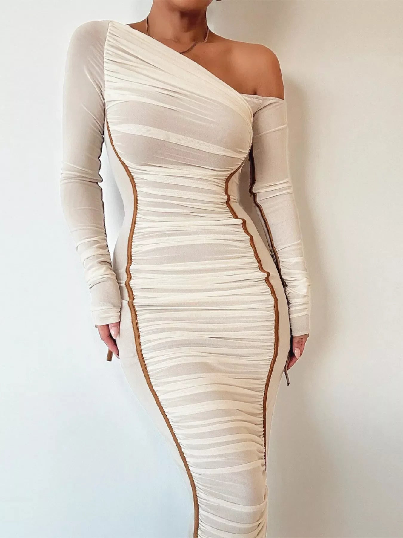 Einseitig schulterfreies, gerafftes, figurbetontes Midikleid
