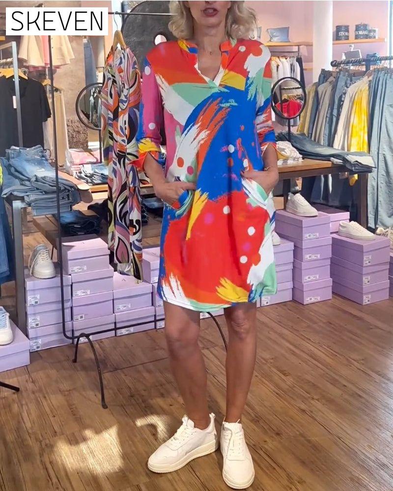 Elegantes Kleid mit farbenfrohem Print und V-Ausschnitt