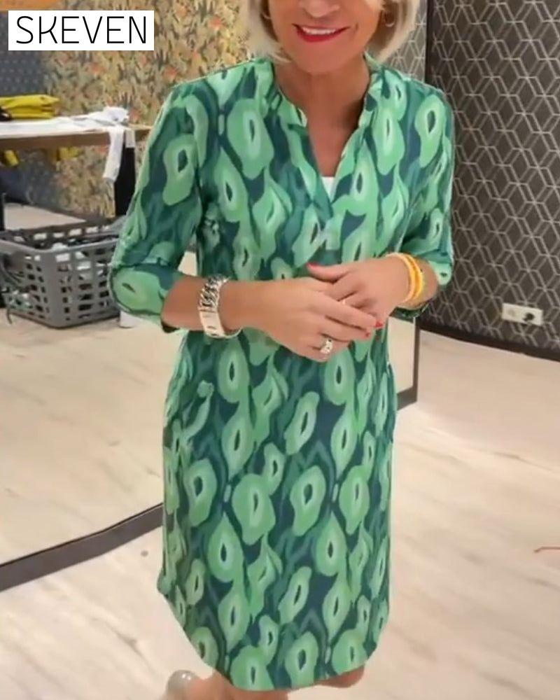 Kleid mit V-Ausschnitt und bedruckten Dreiviertelärmeln