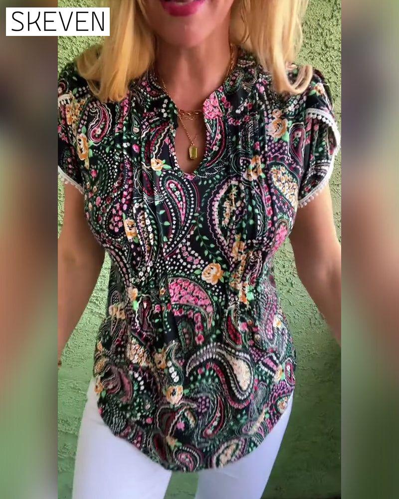Bluse mit Blütenblattärmeln und Faltenmuster