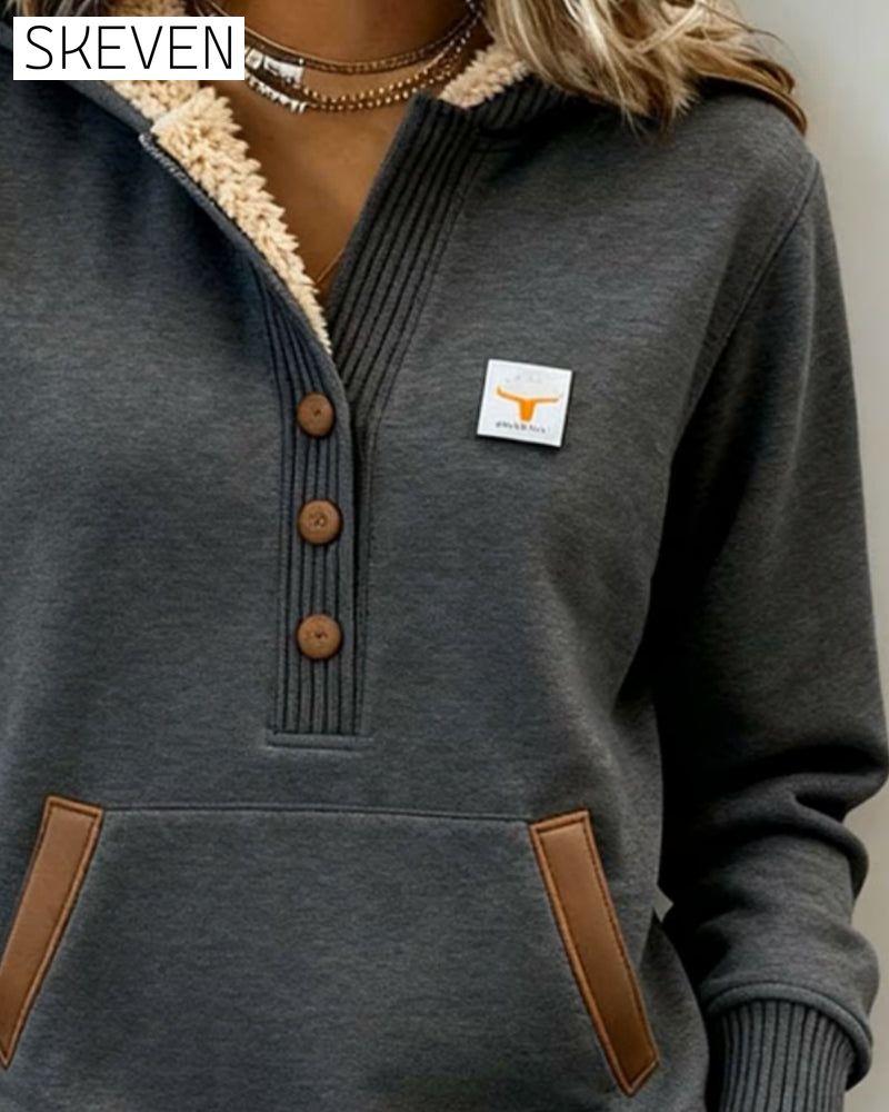 Stilvoller Kapuzenpullover mit Farbblock-Design und Knopfleiste.