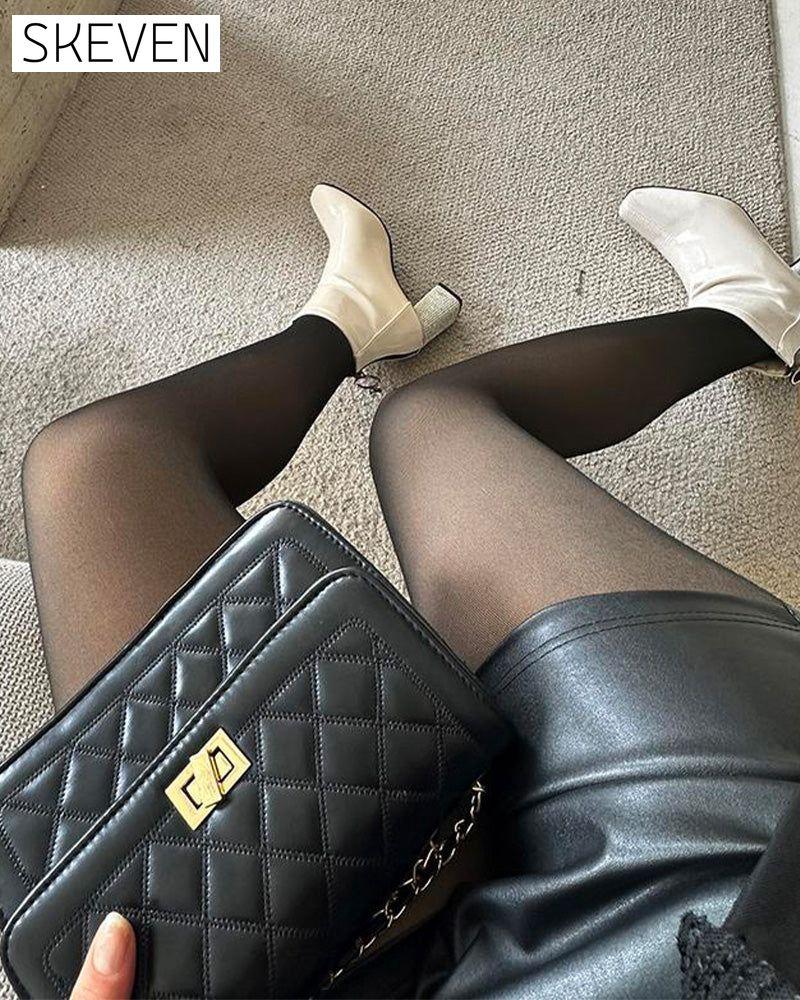 Pantalon noir moulant jambes nues