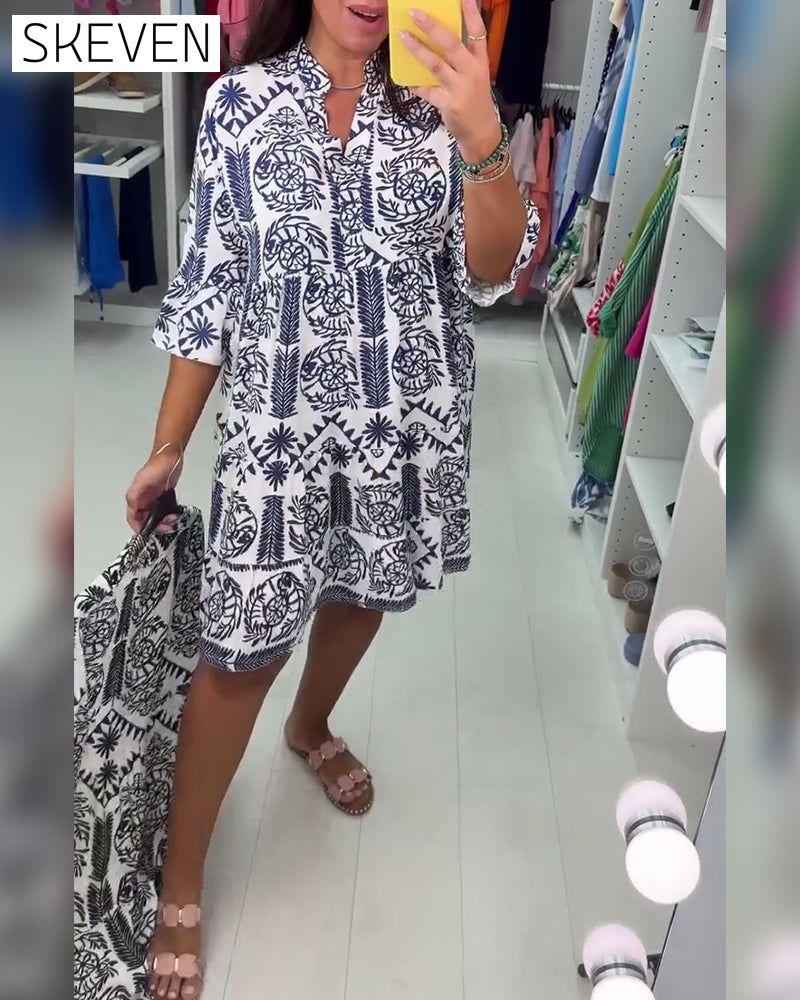 Modisches Kleid mit Street-Style-Print