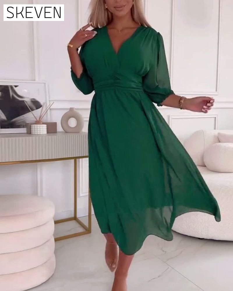 Taillenkleid in Unifarbe mit V-Ausschnitt