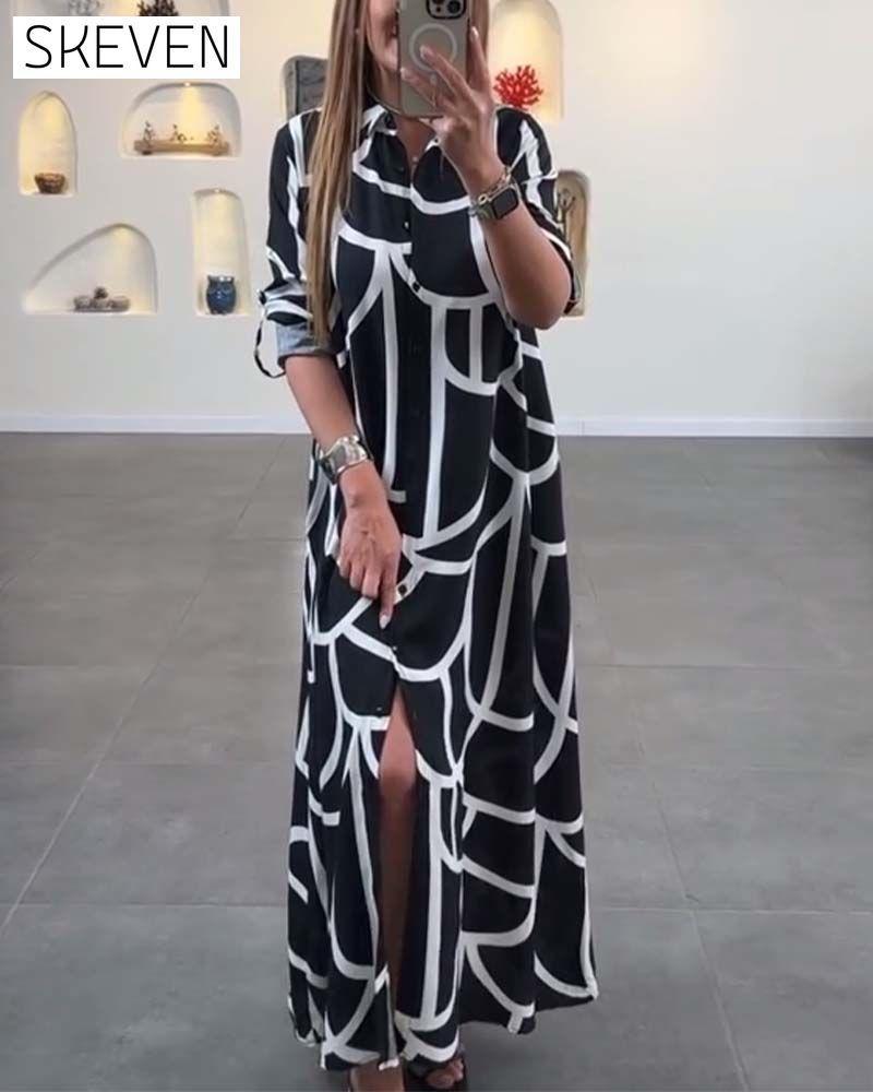 Kleid mit kontrastfarbenem Print am Revers und langem Schlitz