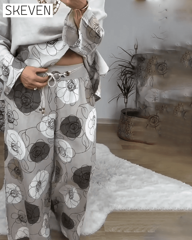 Modischer Hosenanzug mit Print und weitem Bein