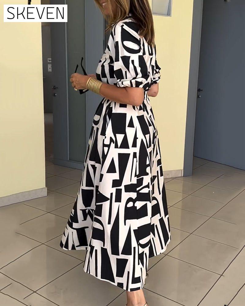 locker sitzendes Kleid mit geometrischem Muster