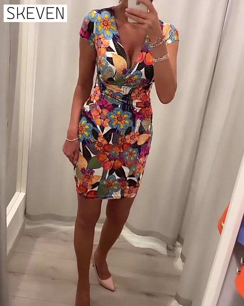 Schlankes, sexy Kleid mit tiefem V-Ausschnitt