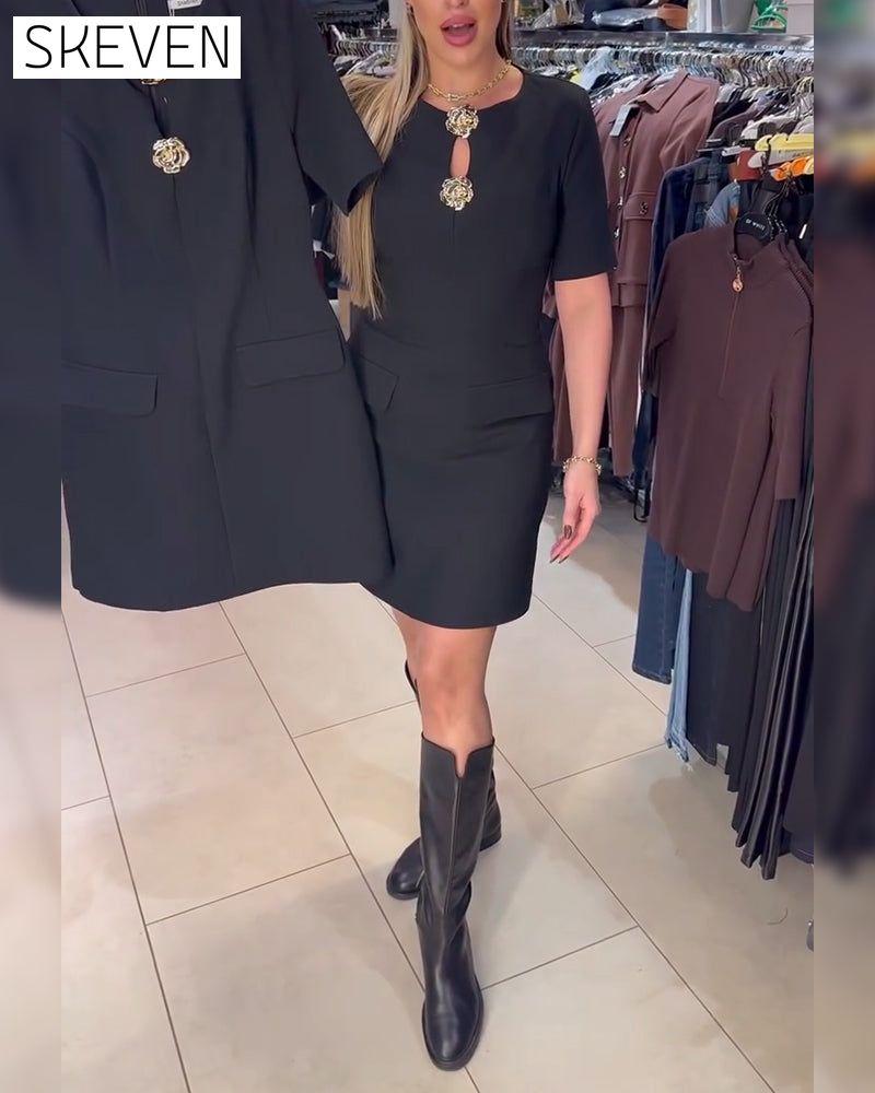 Figurbetontes Kurzarmkleid mit Metallschnalle
