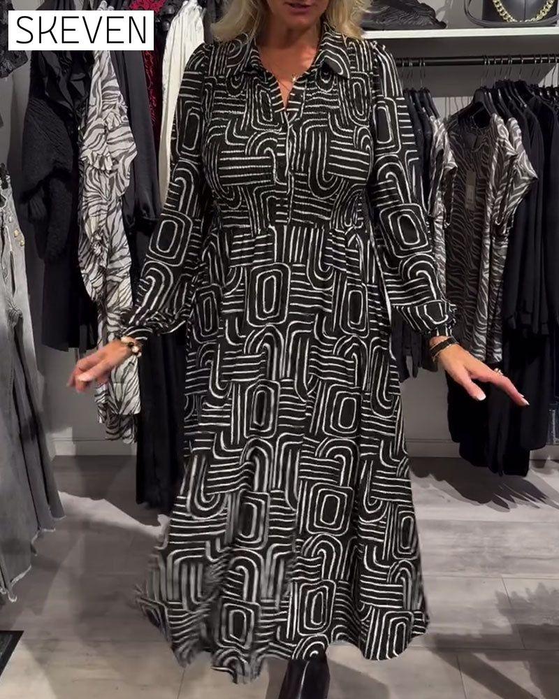 Modisches, bedrucktes Kleid mit Reverskragen