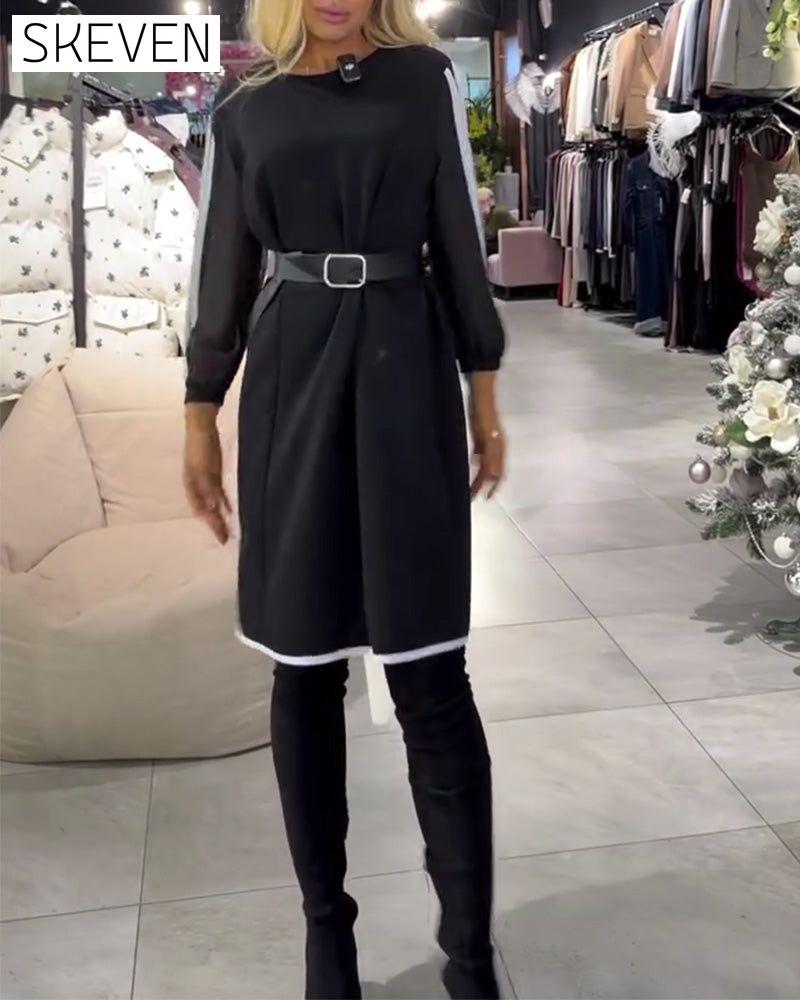 Figurschmeichelndes, gerades Kleid in Kontrastfarbe