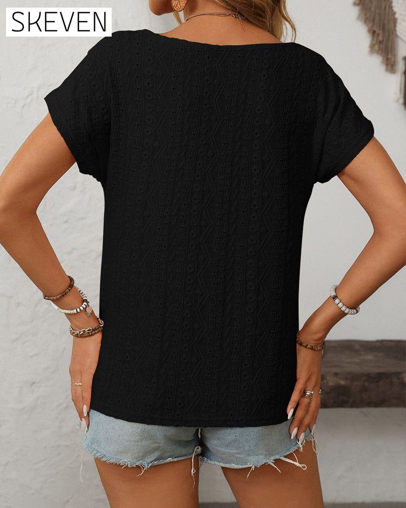 Kurzarmbluse mit Rundhalsausschnitt, Knopfleiste und Cut-Outs