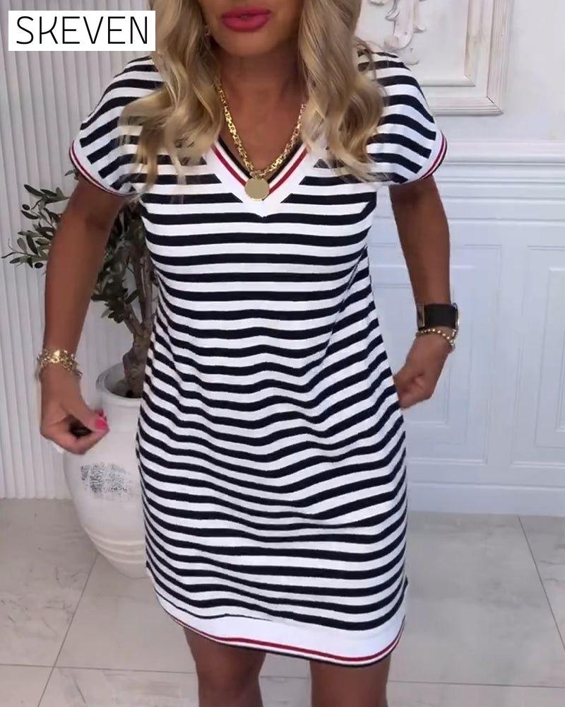 Kleid mit V-Ausschnitt und kontrastierenden Streifen