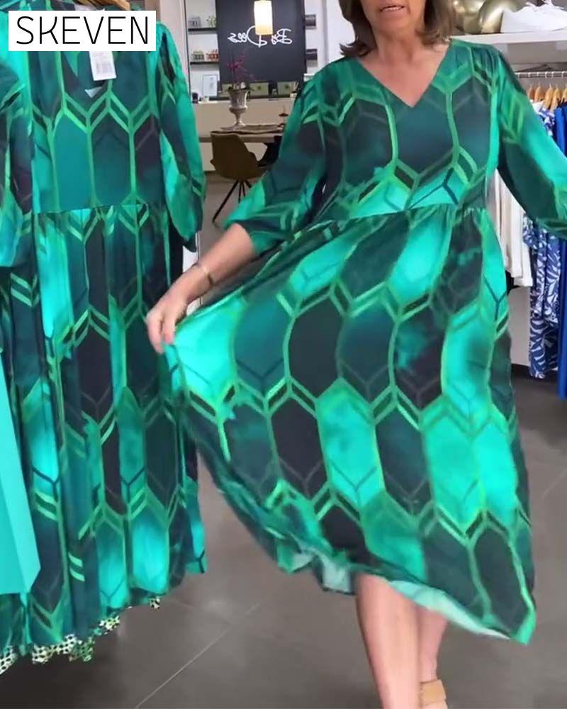 Dreiviertelärmeliges, bedrucktes Kleid mit V-Ausschnitt