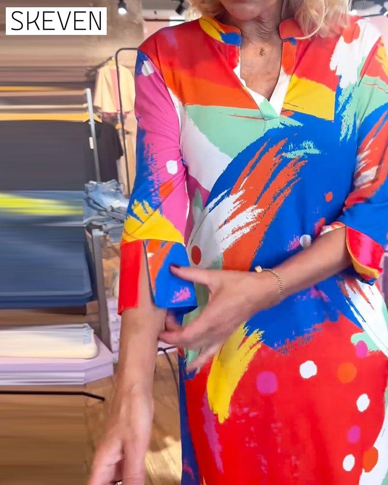 Elegantes Kleid mit farbenfrohem Print und V-Ausschnitt