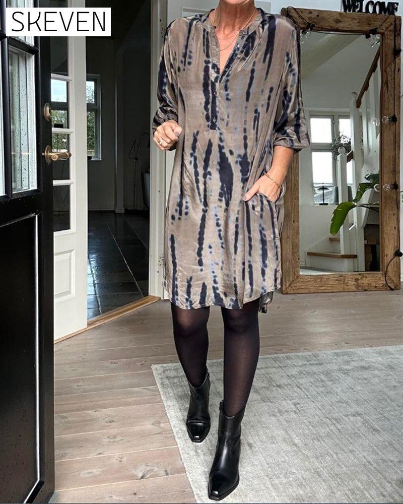 Bedrucktes, langärmeliges Kleid mit V-Ausschnitt
