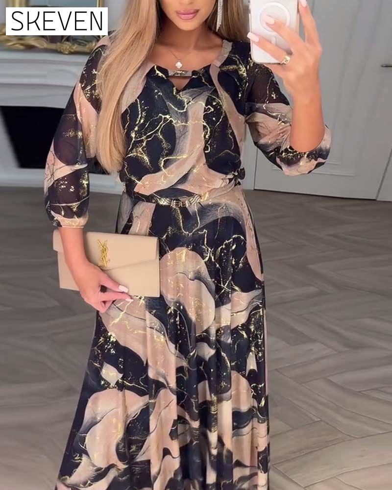 Elegantes Kleid mit Dreiviertelärmeln und Print an der Taille