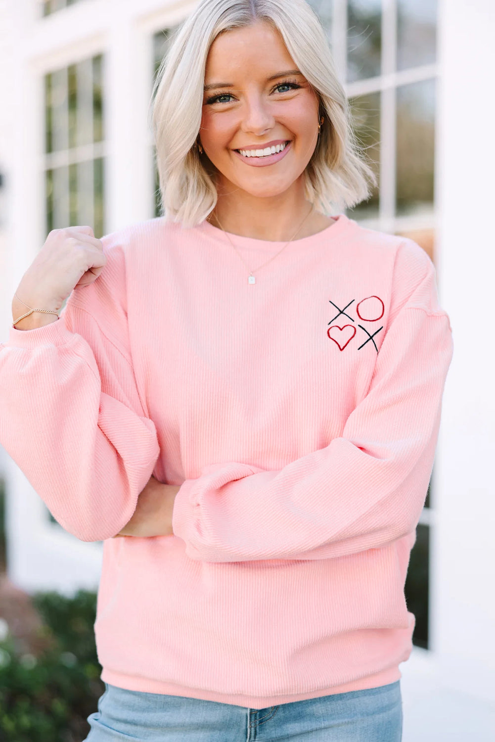 Pinkfarbenes Sweatshirt mit 3D-Rippstrick, XOXO-Herzstickerei und überschnittenen Schultern