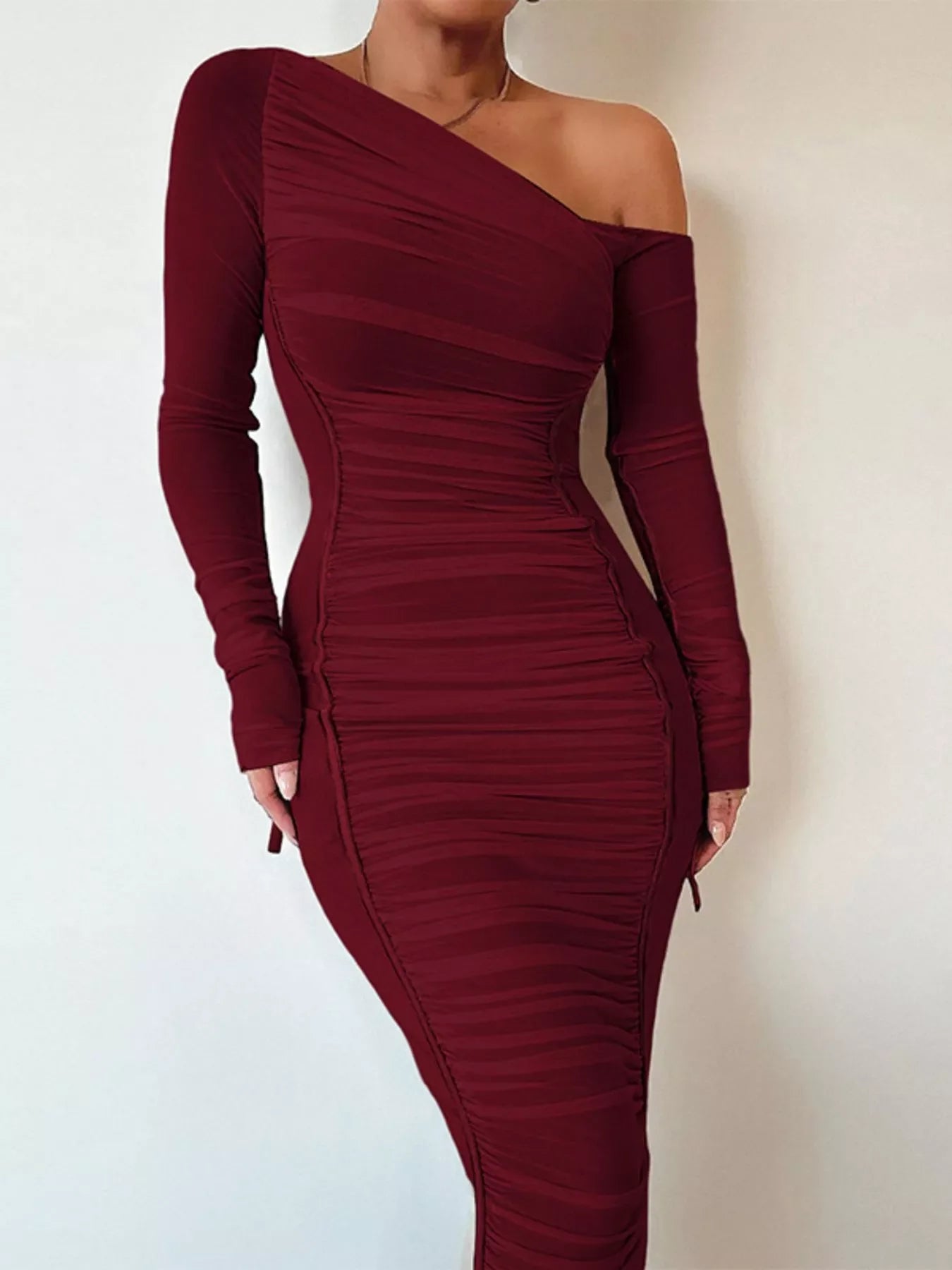 Einseitig schulterfreies, gerafftes, figurbetontes Midikleid