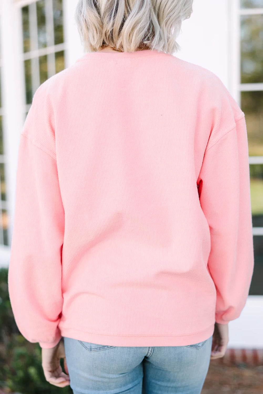 Pinkfarbenes Sweatshirt mit 3D-Rippstrick, XOXO-Herzstickerei und überschnittenen Schultern