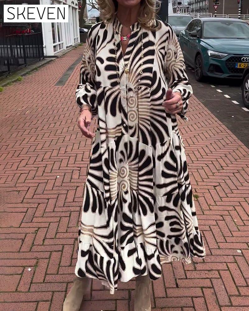 Kleid mit Print und V-Ausschnitt sowie ausgestellten Ärmeln
