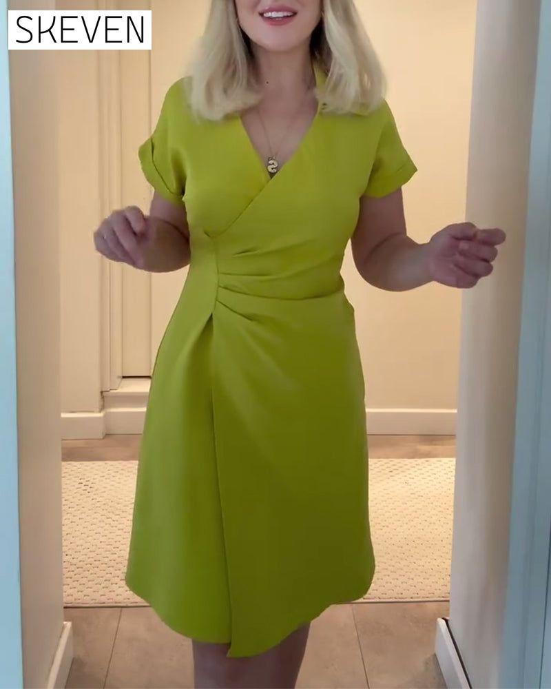 Robe unie à revers et taille plissée