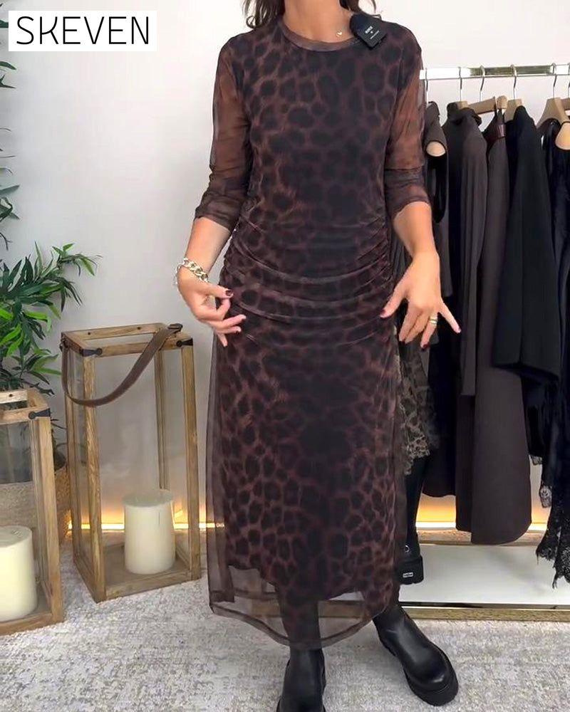 Modisches Kleid mit Leopardenmuster