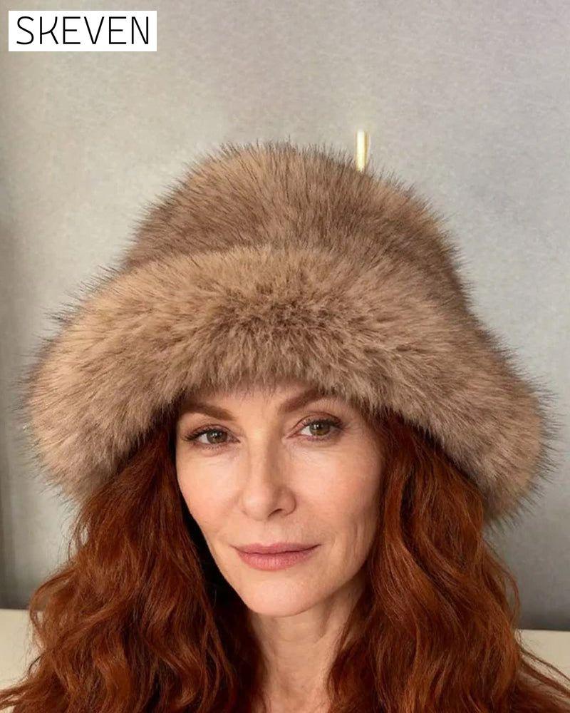 Bequeme und elegante Wintermütze mit Fell