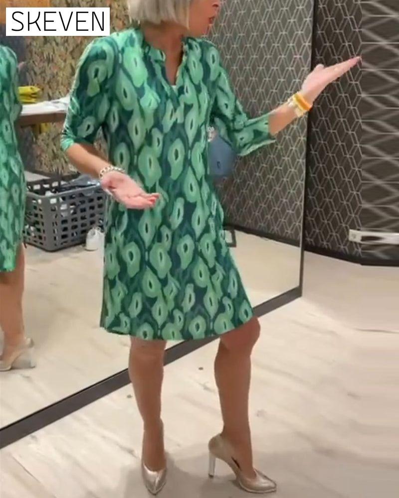 Kleid mit V-Ausschnitt und bedruckten Dreiviertelärmeln