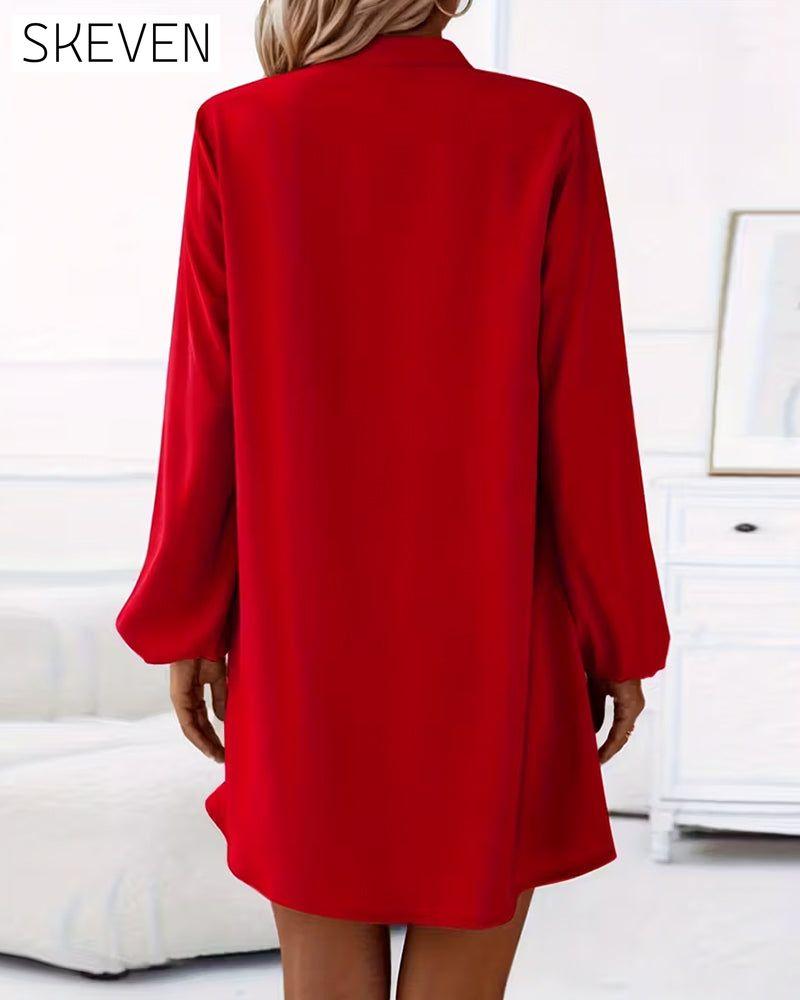 Kleid mit V-Ausschnitt, langen Ärmeln und einfacher Knopfleiste