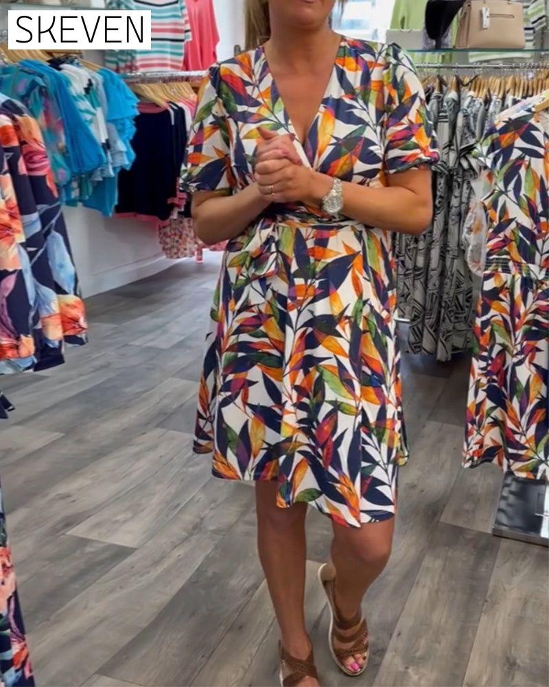 Bedrucktes Kleid mit V-Ausschnitt und kurzen Ärmeln