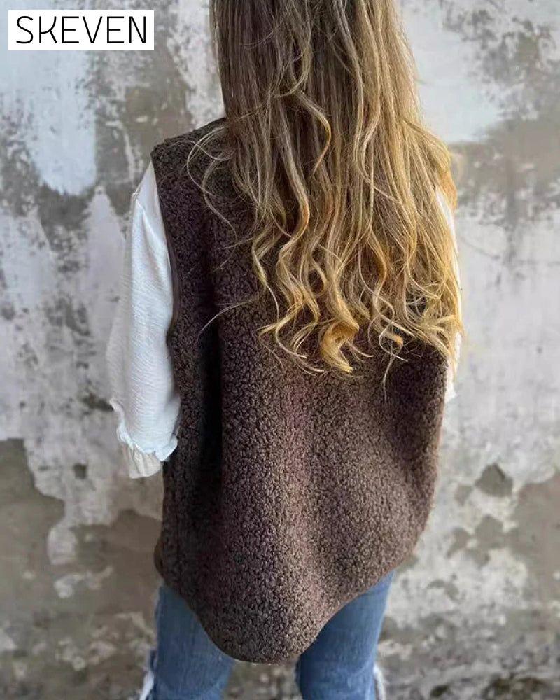 Warme, kurze Weste mit Knopfleiste für Damen im Herbst