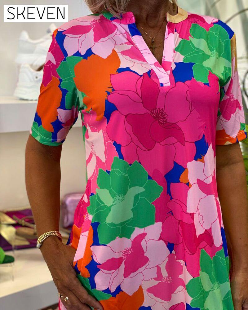Robe fleurie à manches courtes et col en V